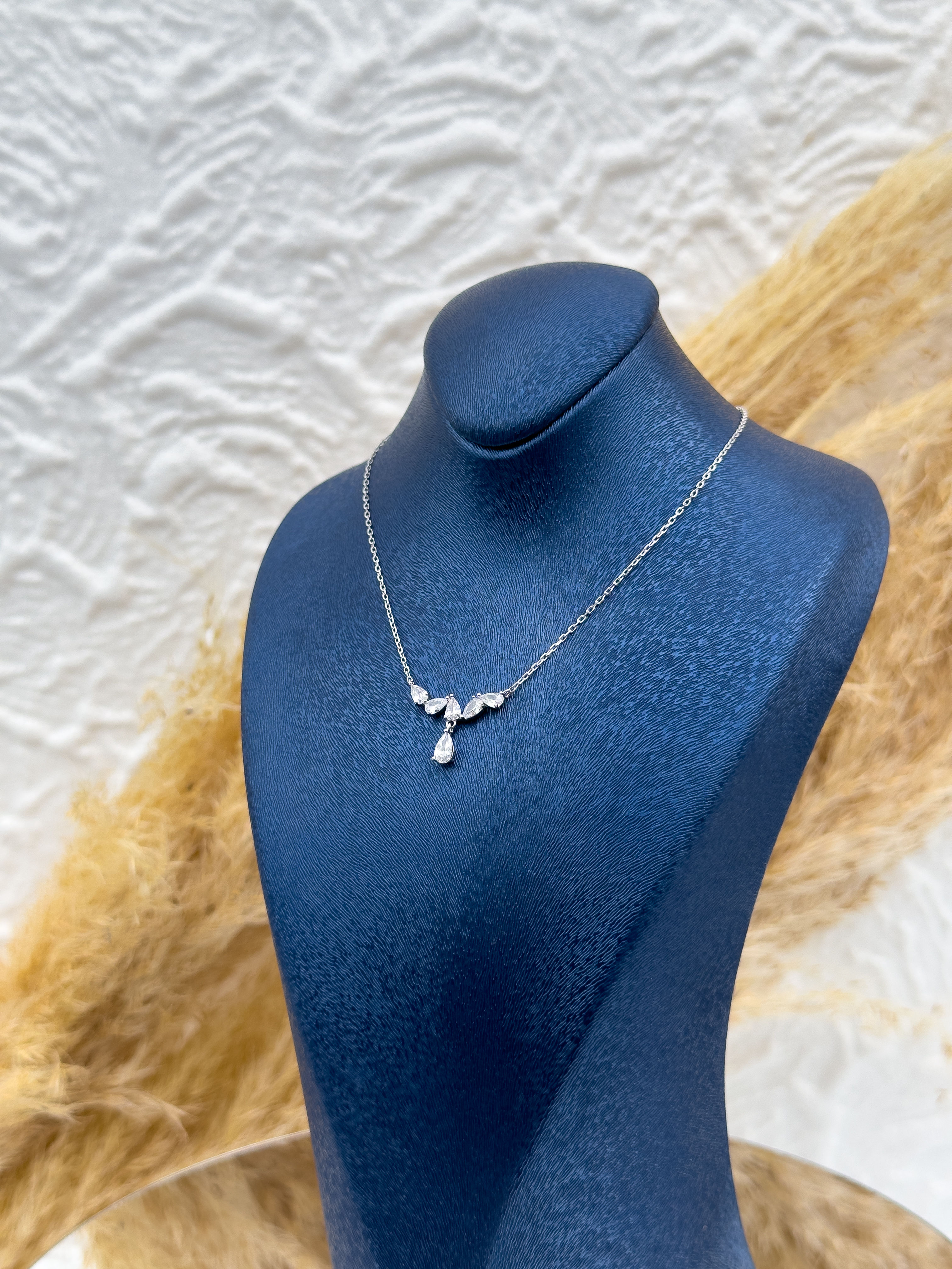 925 Ayar Gümüş Pırlanta Montür Damla Taşlı Kadın Kolye